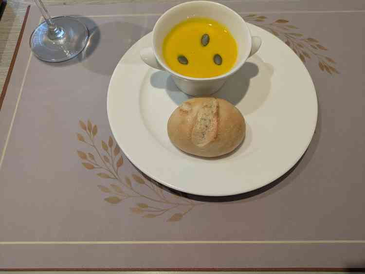 試食したメニューの一つです。10月でしたのでカボチャのポタージュで、1からシェフが仕込んでいます。