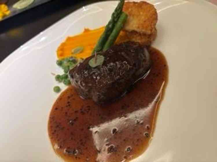 メイン料理。お肉の量も多く、非常に満足感が高かった。