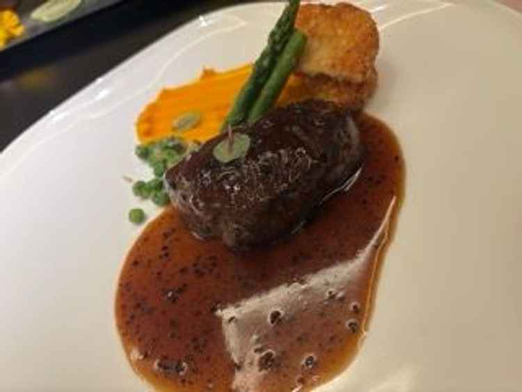 メイン料理。お肉の量も多く、非常に満足感が高かった。