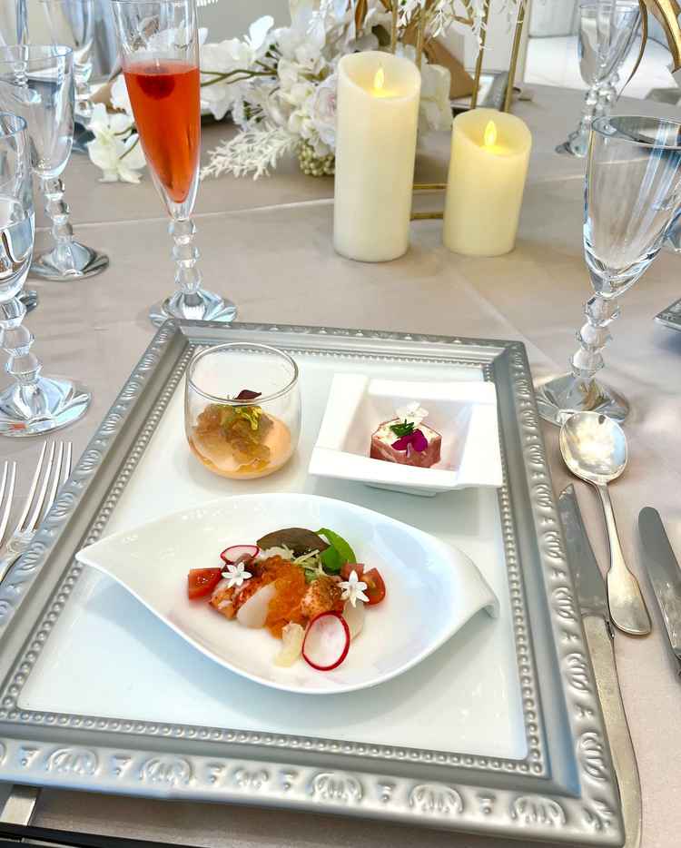 お料理は本当に美味しかった。お皿やカトラリーも豪華です。