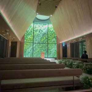 チャペルでは、光のセレモニーを見せていただきました。この写真は少し暗い状態です。