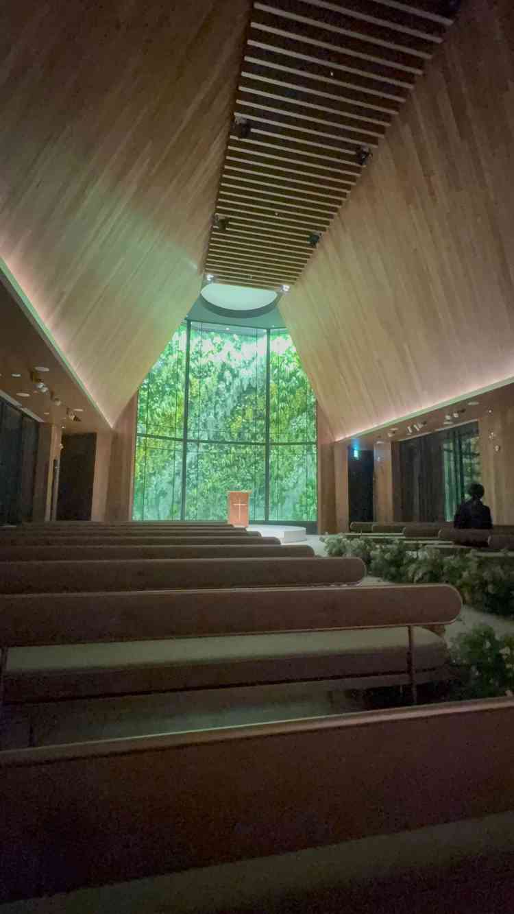 チャペルでは、光のセレモニーを見せていただきました。この写真は少し暗い状態です。