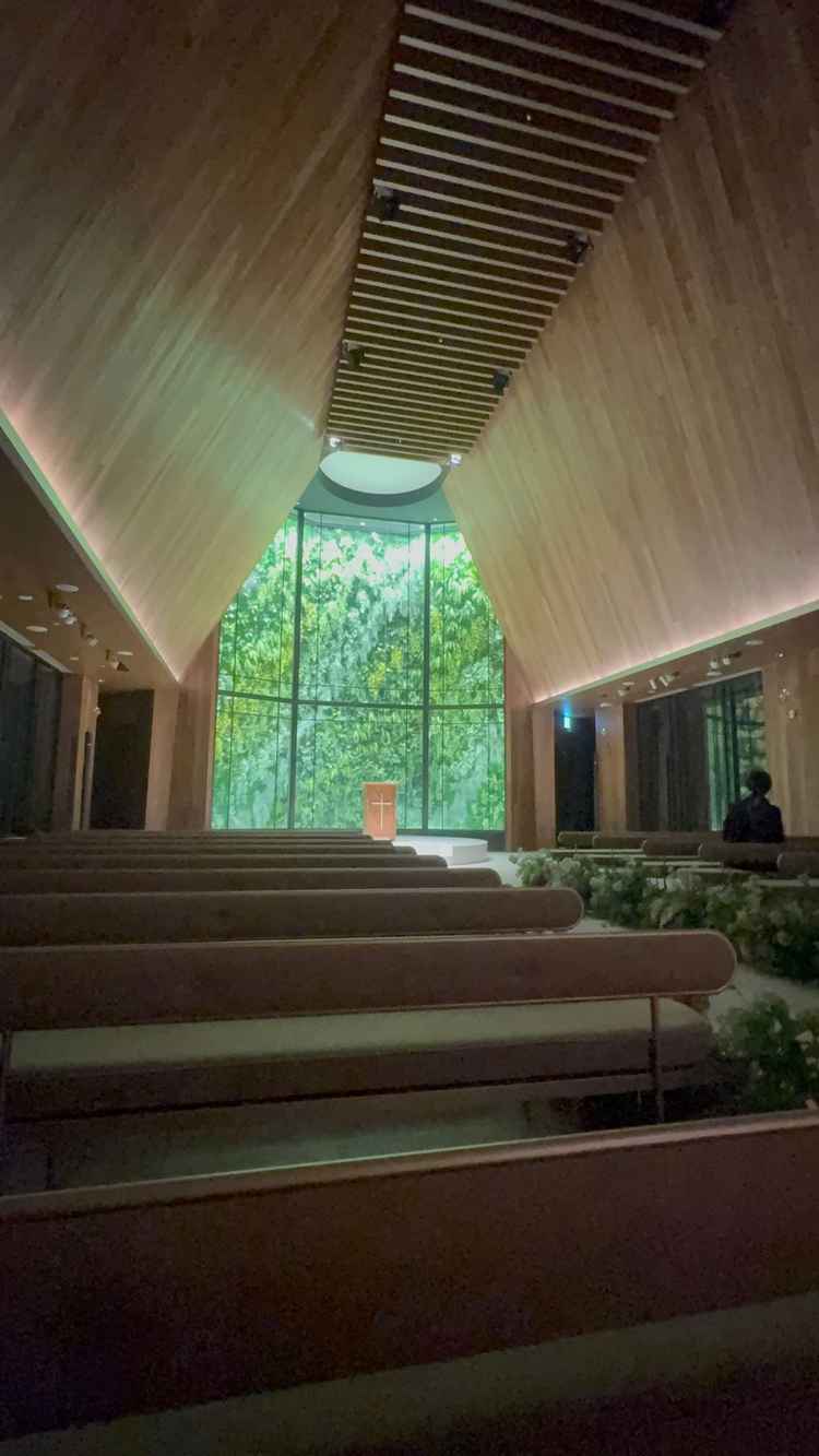 チャペルでは、光のセレモニーを見せていただきました。この写真は少し暗い状態です。