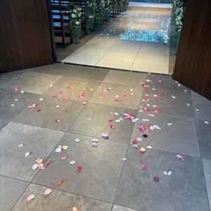 サプライズでフラワーシャーワーを体験させていただいた。