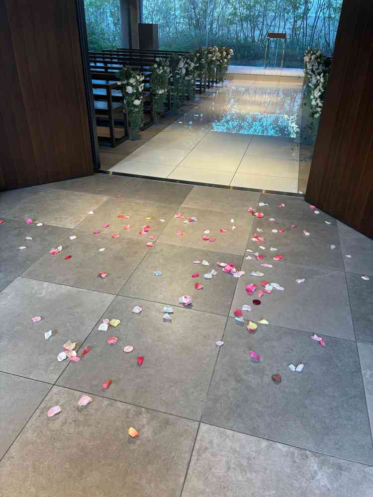 サプライズでフラワーシャーワーを体験させていただいた。