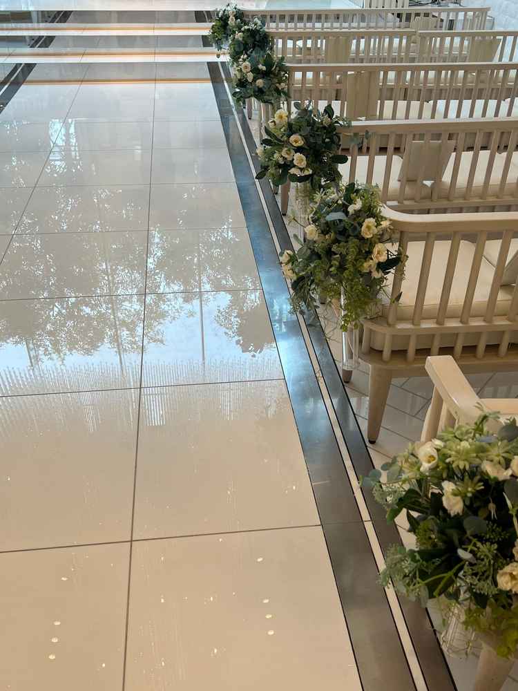 大理石のバージンロードに反射。ドレスの写真も反射が映える。