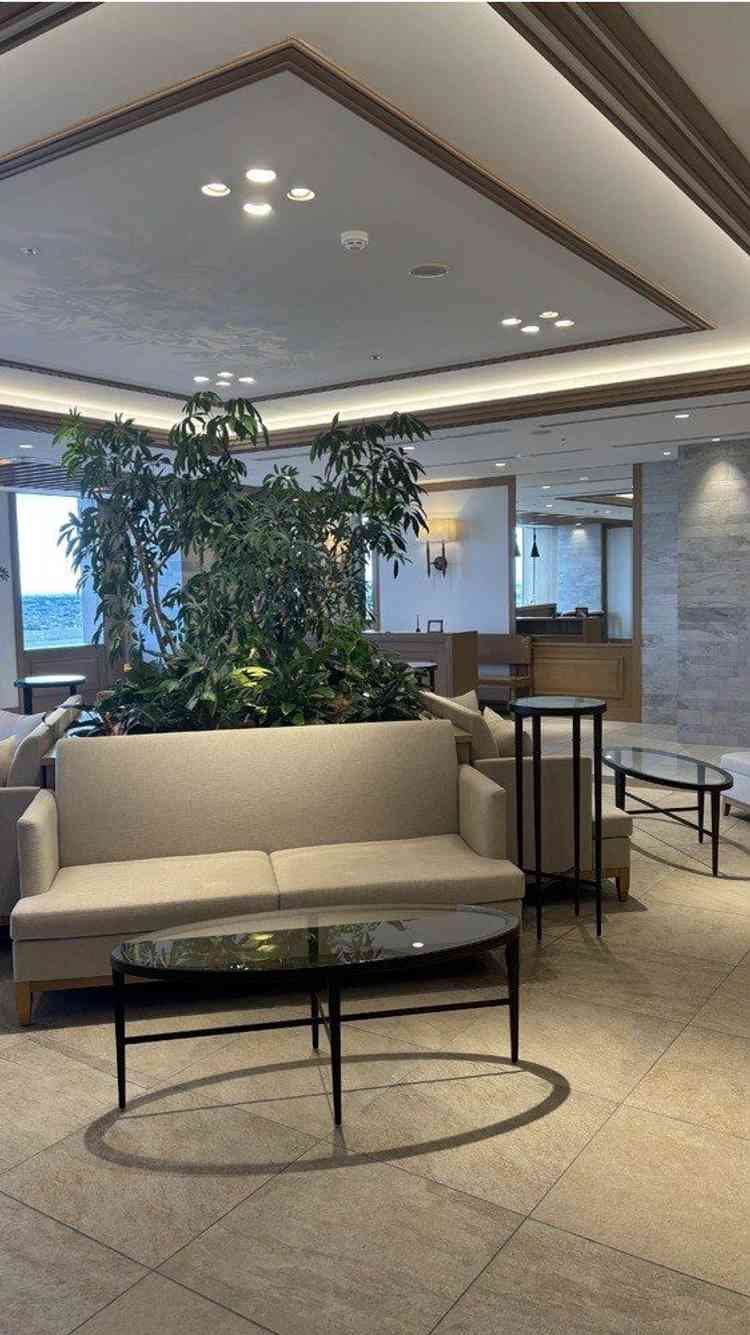 受付と待合室。ウェルカムドリンクなどを飲みながら待つ間もくつろげるスペースでした。