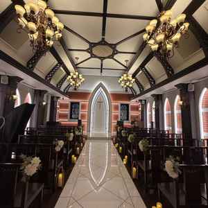 都内で唯一、レンガ調のチャペル