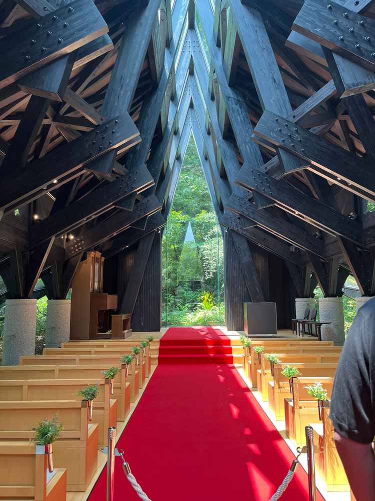 黒と赤でウェディングドレスが映えると聞いて良いと思いました。