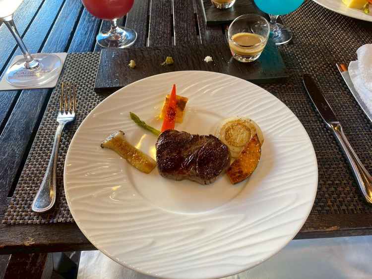 料理の写真。肉を目の前で焼いて下さり、当日の演出のイメージができた。