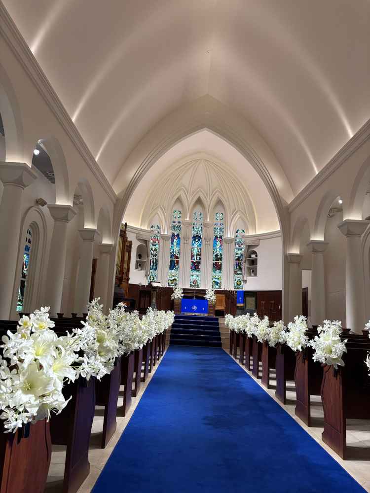 チャペル内観。珍しいロイヤルブルーのヴァージンロード。