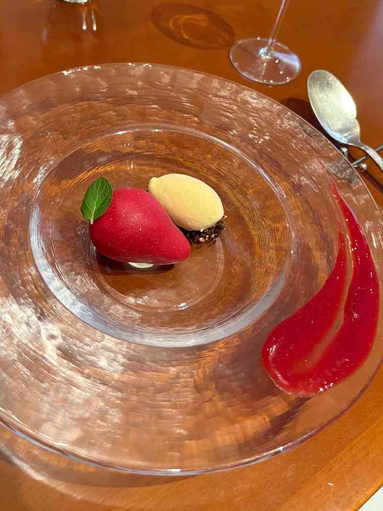 ホワイトチョコでコーティングされたいちごのデザート