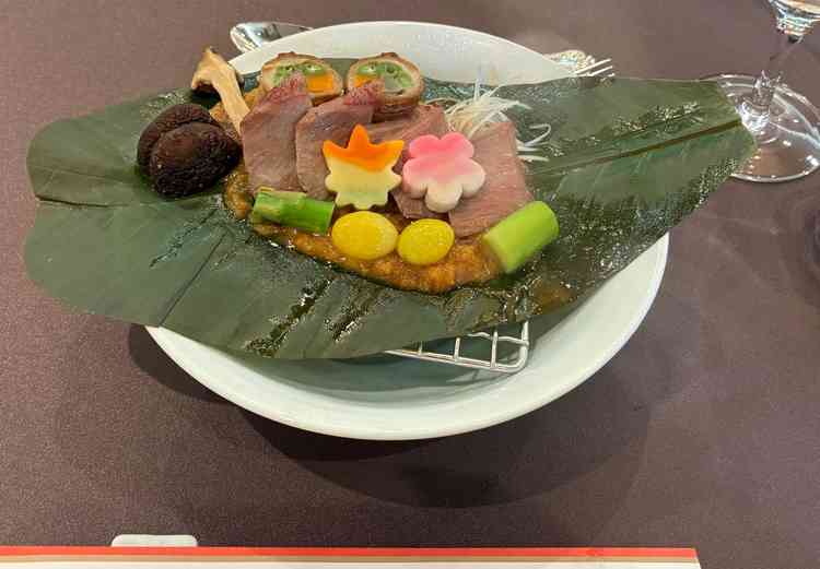 日本料理のメニューから、和牛を試食しました。味噌のソースが美味しかったです。