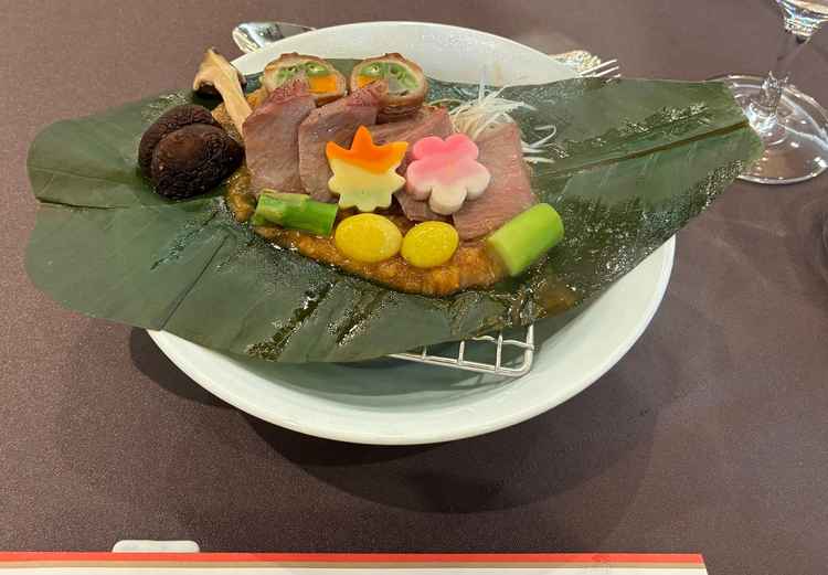 日本料理のメニューから、和牛を試食しました。味噌のソースが美味しかったです。