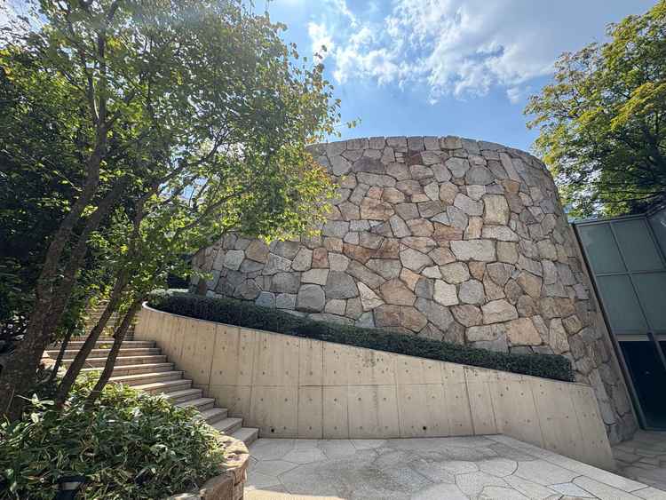 外から見た時の教会。式当日もこちらでも写真が撮れるようです。フラワーシャワーもこの階段でやれます。