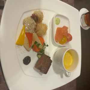 たくさんの種類の料理を出してもらい、すべて美味しく、フランス料理であるが和風テイストであった。