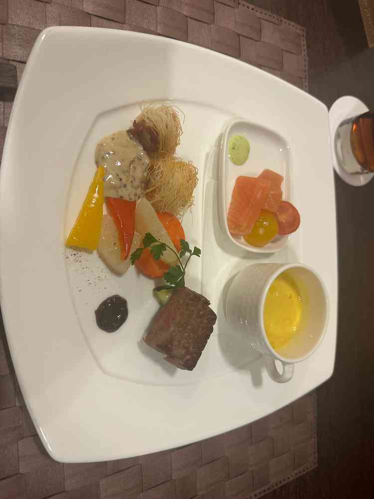 たくさんの種類の料理を出してもらい、すべて美味しく、フランス料理であるが和風テイストであった。