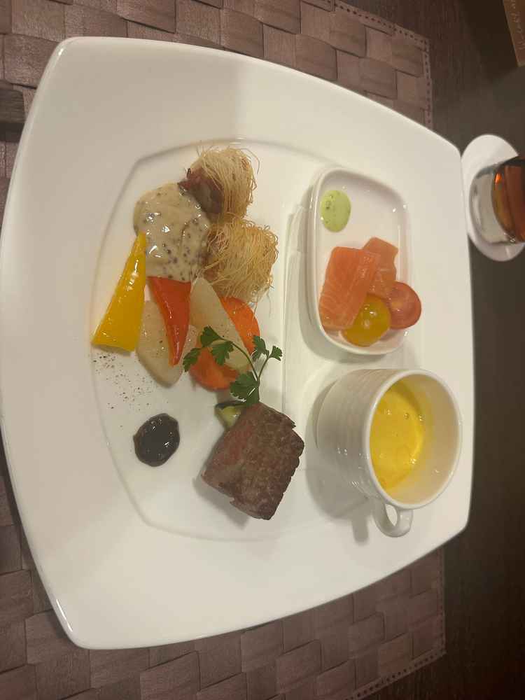 たくさんの種類の料理を出してもらい、すべて美味しく、フランス料理であるが和風テイストであった。