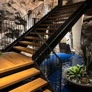 披露宴会場の手前の階段。奥に滝があって写真映えする。