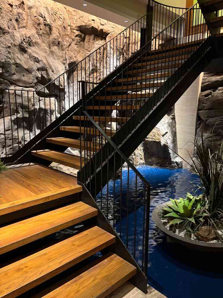 披露宴会場の手前の階段。奥に滝があって写真映えする。