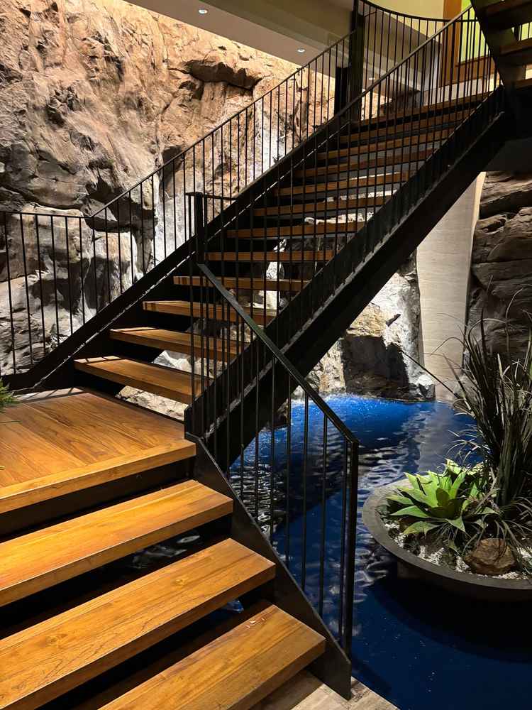 披露宴会場の手前の階段。奥に滝があって写真映えする。