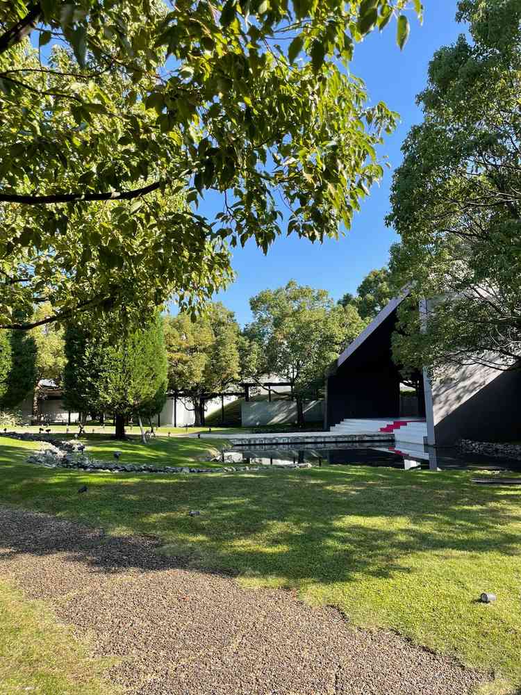 挙式場前のガーデン。緑がつややか