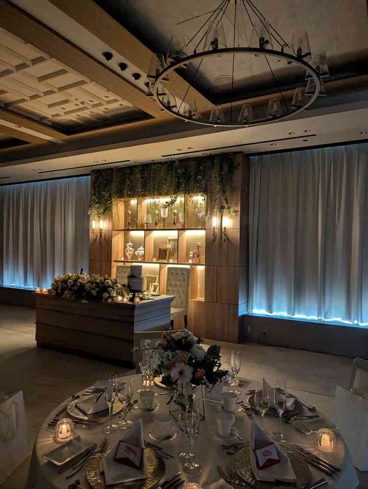 式場は演出次第で様々アレンジできそうに思いました。華やかだと思います