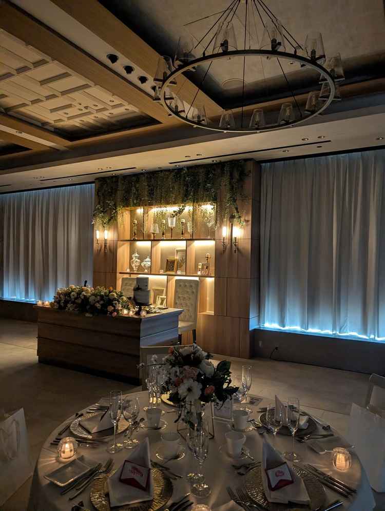 式場は演出次第で様々アレンジできそうに思いました。華やかだと思います