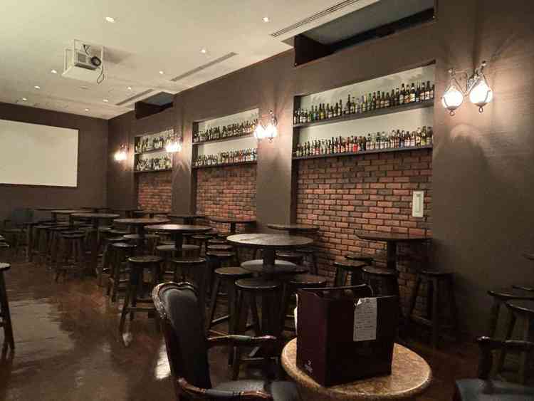 挙式前のゲスト控え室、バーをイメージしているそう。