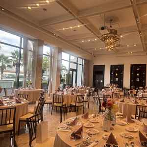 披露宴会場。ガラス張りで明るく開放感がある。外から入場する演出もできる。