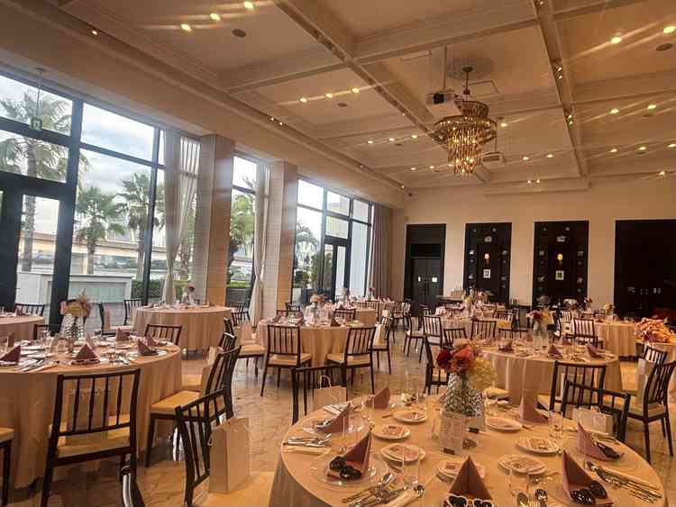 披露宴会場。ガラス張りで明るく開放感がある。外から入場する演出もできる。