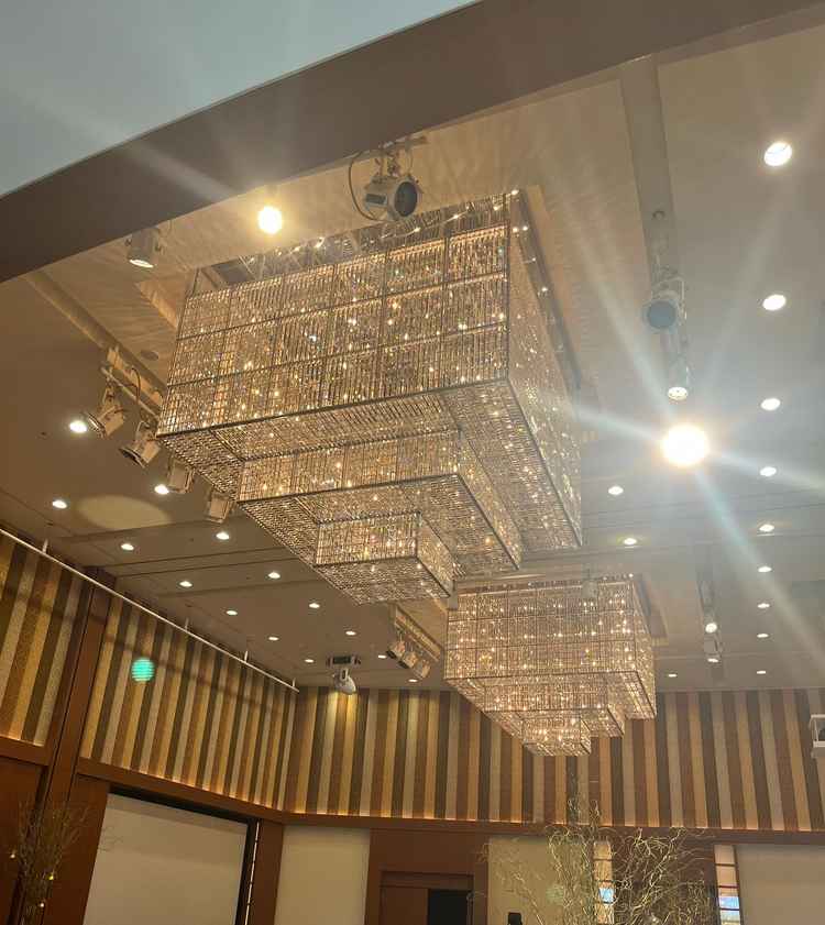 天井に輝く照明がとてもおしゃれで、上質なホテルらしい高級感を感じられました。