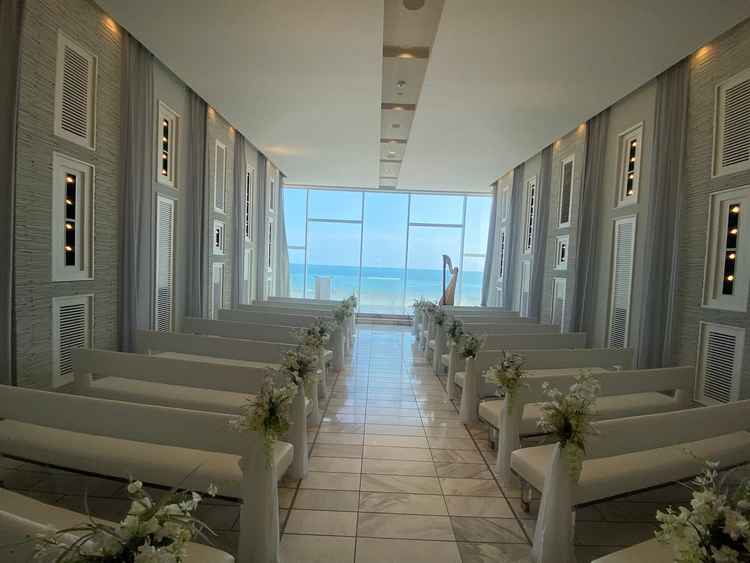 チャペルから海が見えて自然光がたくさん降り注いできて幻想的で豪華なイメージです。