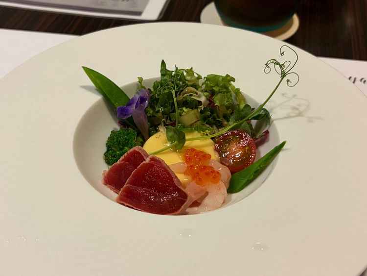 前菜です。真ん中にのっているコンポタージュのジュレみたいなのが初めて食べる食感と味わいでよかったです