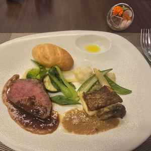 寿司イメージの前菜と、お肉やお魚料理を頂いた。素材も美味しく味付けも美味しかった。