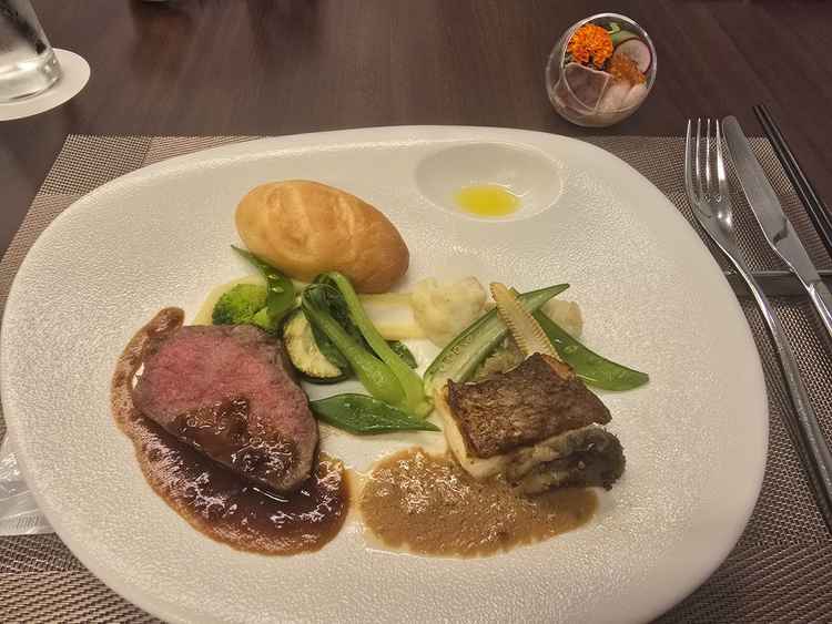 寿司イメージの前菜と、お肉やお魚料理を頂いた。素材も美味しく味付けも美味しかった。