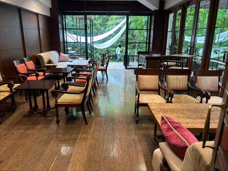 受付横の待合室。落ち着いた雰囲気が素敵だった。