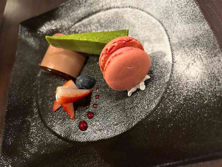 デザート試食は、見た目の華やかさや盛り付けの美しさにこだわりが感じられ、特別感がある印象を受けました