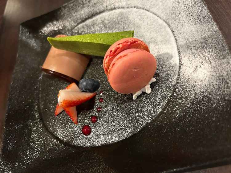 デザート試食は、見た目の華やかさや盛り付けの美しさにこだわりが感じられ、特別感がある印象を受けました