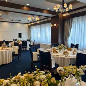 披露宴の結の間です。こちらも和モダンな雰囲気で生花の良い香りもしました。規模観も広すぎず小規模婚に◎