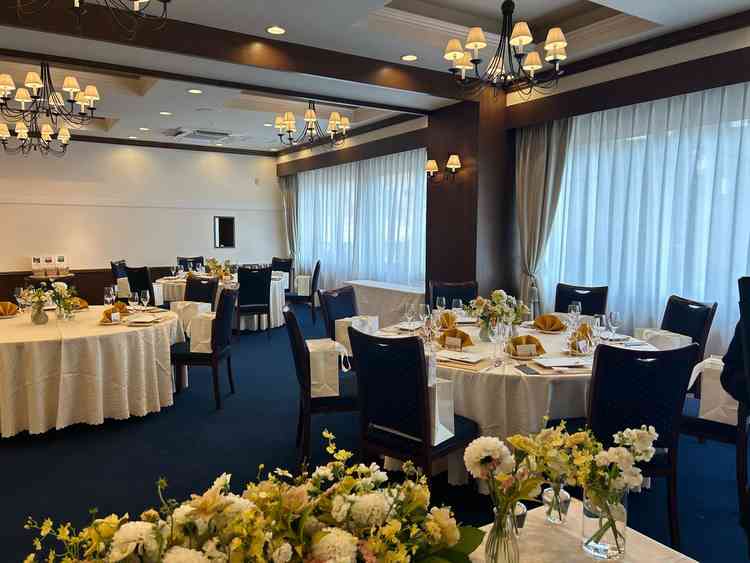 披露宴の結の間です。こちらも和モダンな雰囲気で生花の良い香りもしました。規模観も広すぎず小規模婚に◎