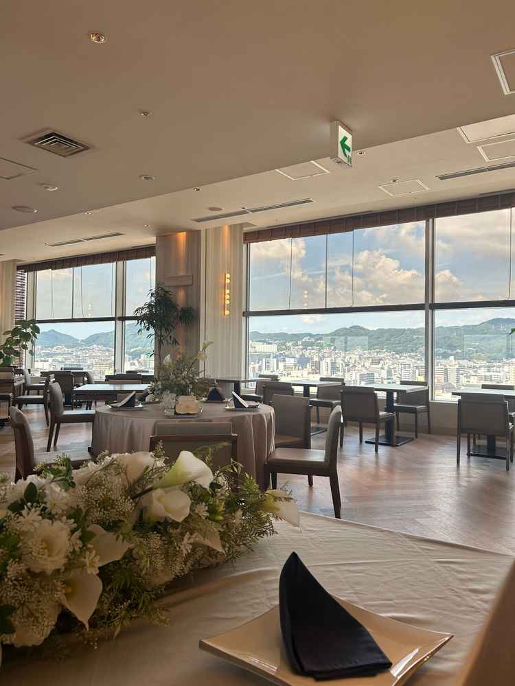 17階の披露宴会場は普段はレストランで、海と山の眺めがとてもよく開放的で素敵でした！