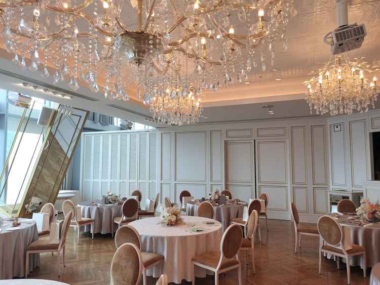 披露宴会場（その１）。白を基調とした明るい雰囲気。