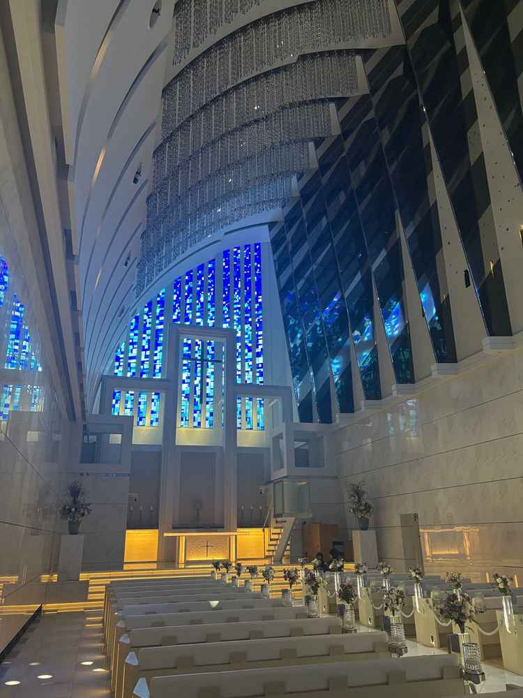 青が基調のチャペル。