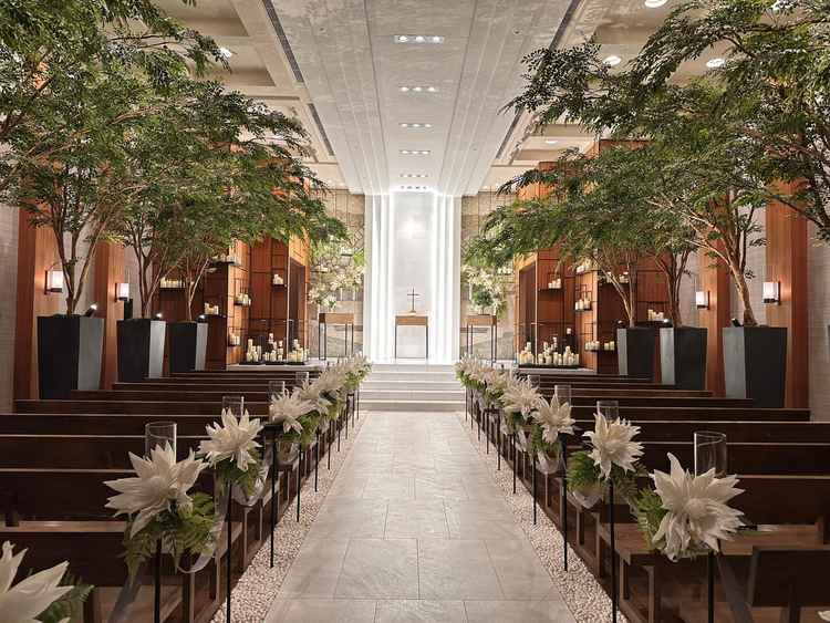 ストリングス付帯の挙式会場。ナチュラルで洗練された雰囲気。