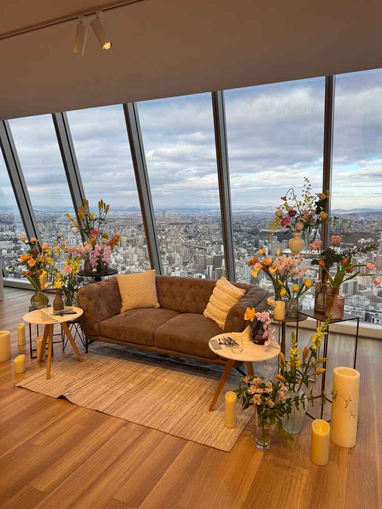 高砂席の写真。ソファーに座った時に、ゲストと近く感じました。後ろは名古屋の街並みが広がっていました。