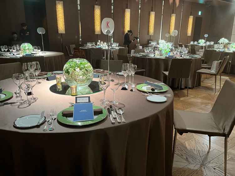 披露宴会場はライト演出が唯一無二だなと感じました。スモークがたけたり、音楽やフェス好きさんはおすすめ