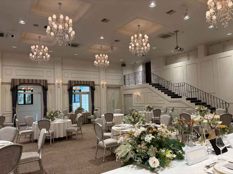 披露宴会場です。雰囲気はお姫様のようで、階段もありシャンデリアもあり、白色でと可愛いと思いました。