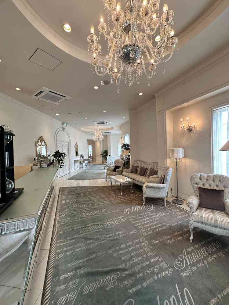 本式場の待合です。大変広く、大人数でも安心だと感じました。