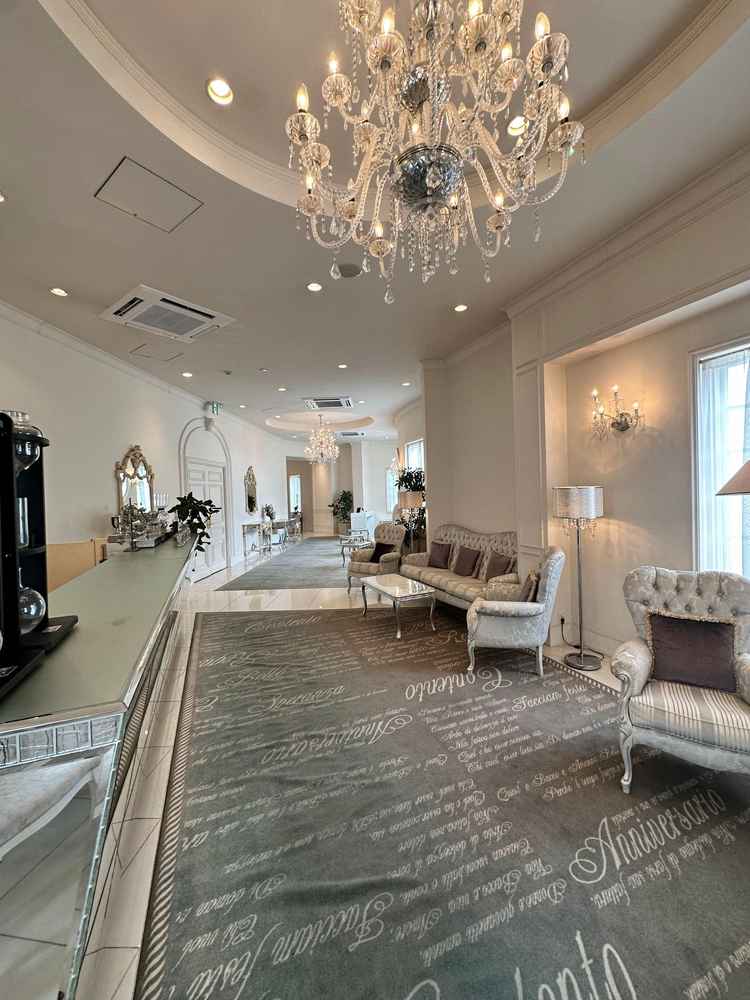 本式場の待合です。大変広く、大人数でも安心だと感じました。